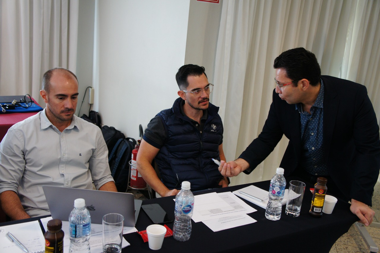 Treinamento de vendas com o autor Josicleido Nogueira